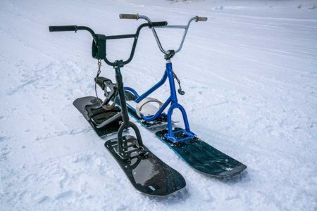 スノーバイクって何？ スノースクートとスノーモトの違いは？
